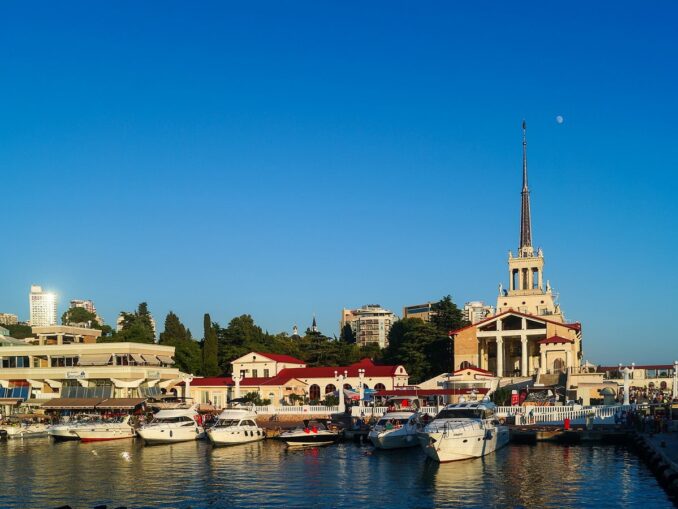 Морской вокзал - в Сочи можно ехать на море и в начале осени
