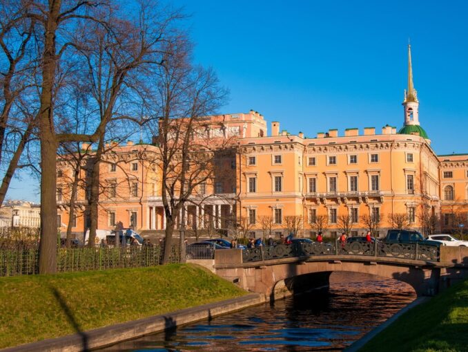 В Питер в апреле стоит ясная погода