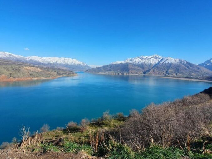 К Чарвакскому водохранилищу стоит съездить в марте из Ташкента