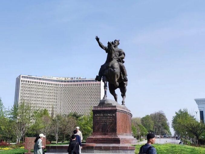В марте в Ташкенте одеваются по-весеннему