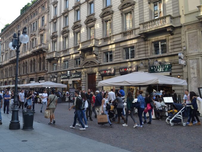 Via Dante - торговая улица в центре Милана