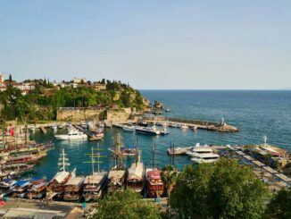 Стоит ли ехать в Анталию в мае на отдых или экскурсии?