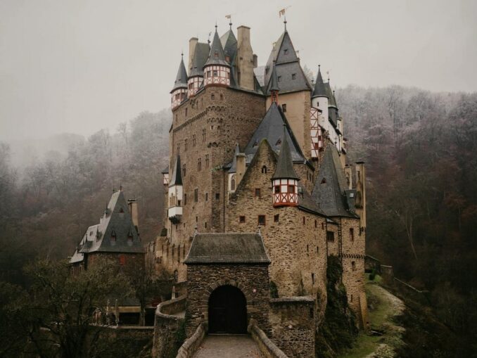 Замок Эльц - один из самых красивых замков Германии