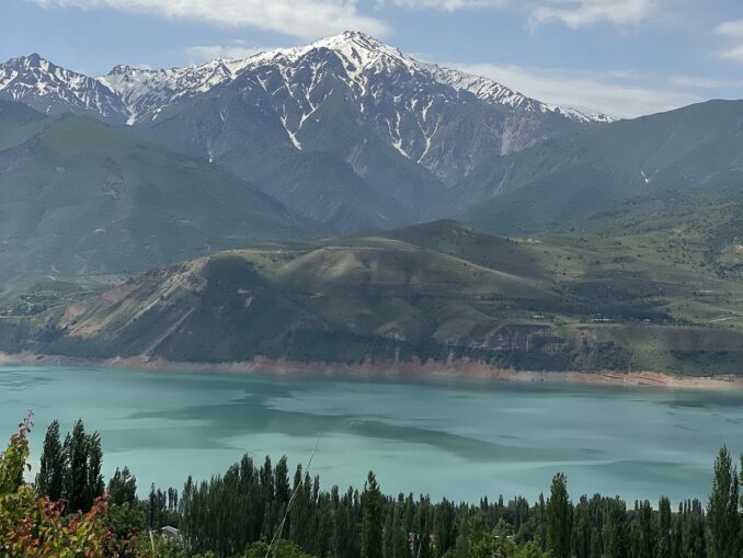 В апреле из Ташкента стоит съездить посмотреть Чарвакское водохранилище