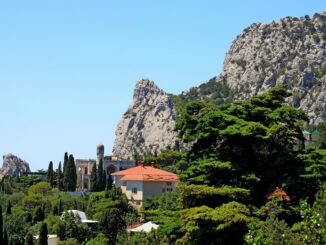 В Симеиз рядом с Ялтой стоит съездить посмотреть на гору Кошка