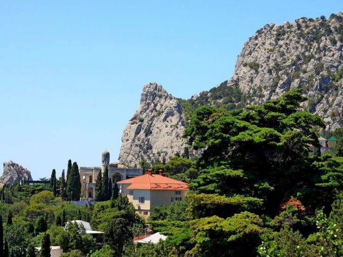 В Симеиз рядом с Ялтой стоит съездить