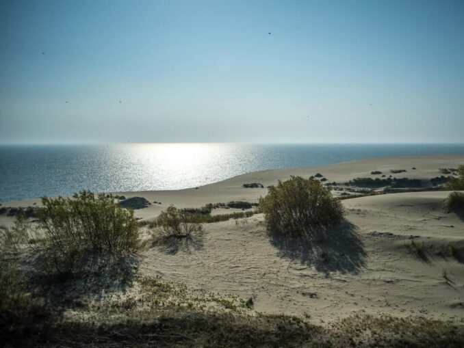 Куршская коса м Балтийское море - в мае в Калининграде еще нельзы купаться, но можно загорать