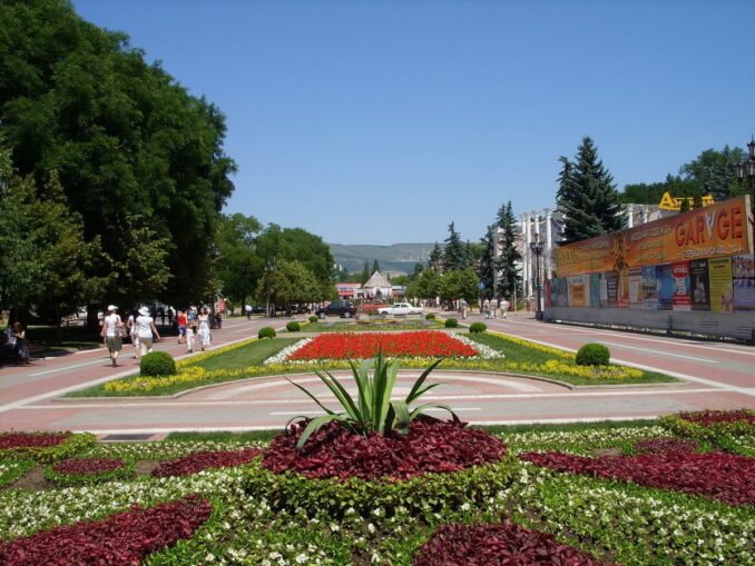 Resort boulevard - in Kislovodsk in June you can dress very easily