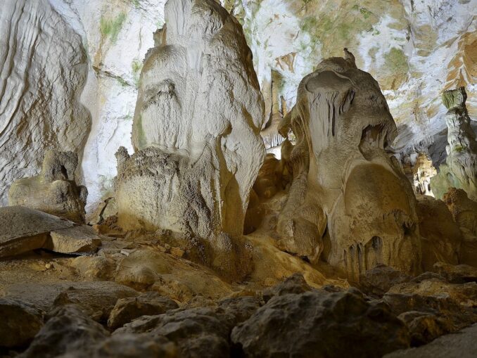 Неподалеку от Ялты стоит посетить Мраморную пещеру