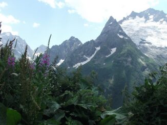 Горы и небо - в мае в Домбае стоит отдыхать и ходить в горы