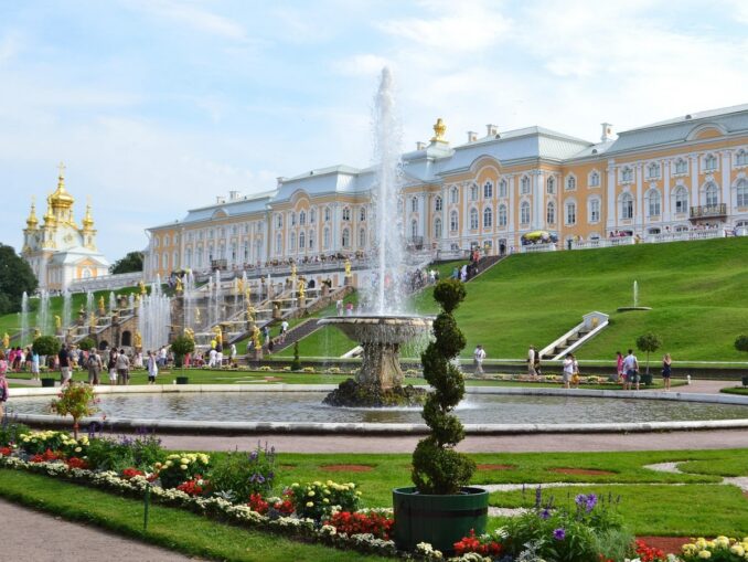 Большой Петергофский дворец и фонтаны