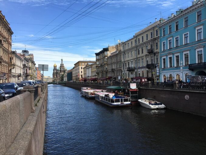 В Санкт-Петербурге в апреле нужно одеваться сравнительно тепло