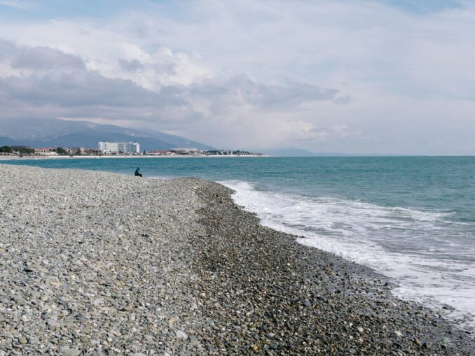 Мало кто купается в Адлере в начале мая - пустынный пляж