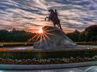 Белые ночи в Санкт-Петербурге - лучшее время для поездки, рассвет на Сенатской площади