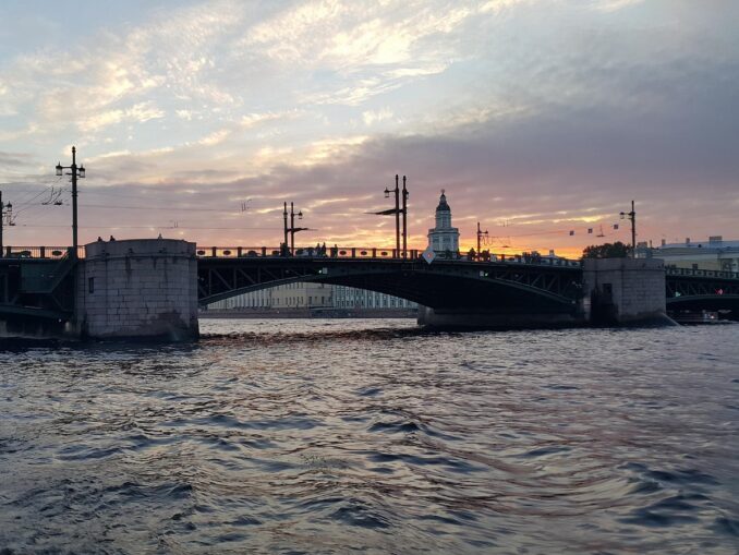 Во время белых ночей в Питере светло