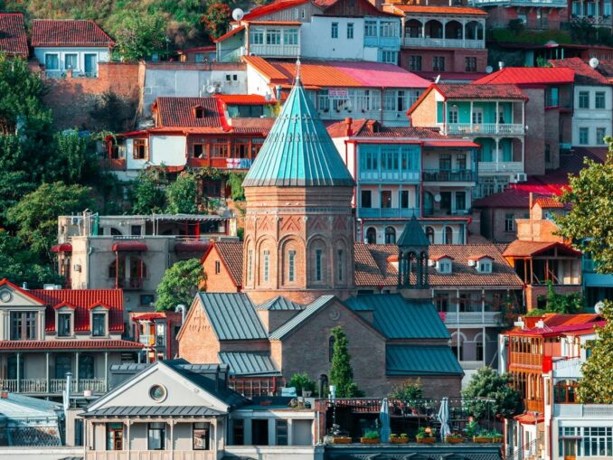 В мае в Тбилиси стоит стоит ехать на экскурсии и посмотреть Грузию