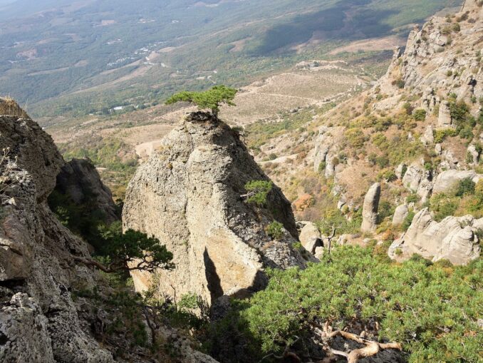 Скалы Демерджи под Алуштой - сюда можно съездить из Ялты на машины