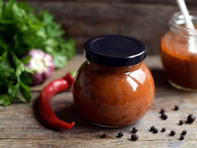 Аджика, фото @arinaja/Pixabay.com Из Кисловодска часто привозят в подарок аджику и другие продукты