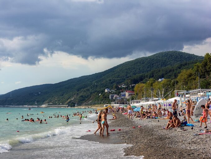 Пляж - в Лазаревском в России можно хорошо отдохнуть на море летом