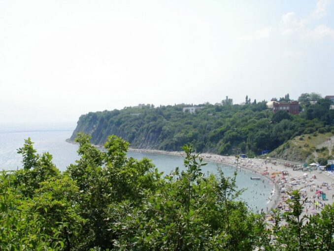 Пляж в Бетте - в Краснодарский край чаще всего едут отдыхать в России на море