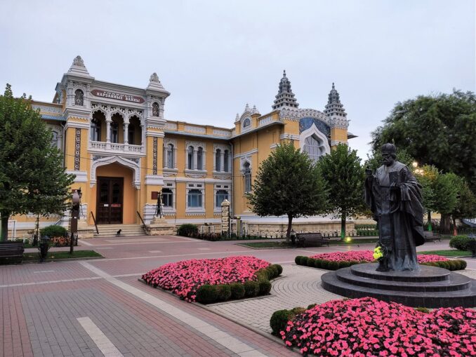 Главные Нарзанные Ванны - в Кисловодске весной особенно красиво