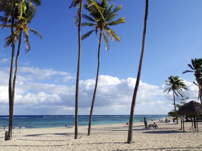 Beach - the water temperature in Cuba in April rises to +28-30 degrees Celsius