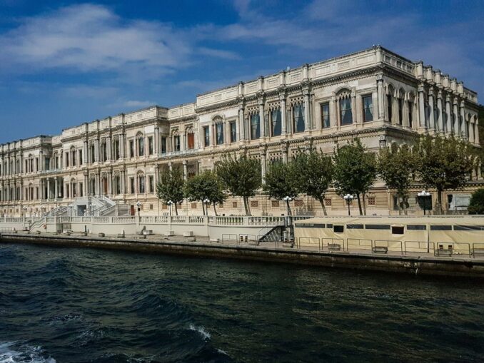 Cултанский дворец Долмабахче в Стамбуле, фото unsplash.com/@zulalla Дворец Долмабахче на берегу Босфора - главная султанская резиденция