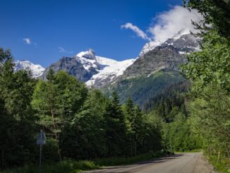 Домбай - одно из лучших мест для поездки из Кисловодска на машине