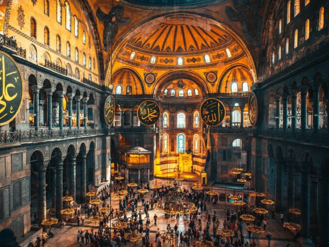 Айя София в Стамбуле, фото unsplash.com/@raimondklavins Айя Софию в Стамбуле нужно посетить обязательно