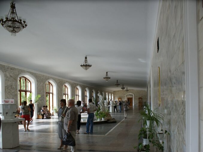 Источник минеральной воды, Кисловодск, фото @Koralex2020/Wikimedia Commons Нарзан иногда хочется привезти домой из Кисловодска