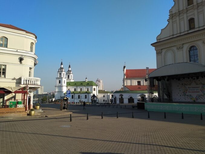 В апреле в Минске ходят в весенней одежде