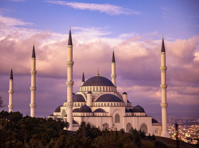 Голубая мечеть в Стамбуле, фото @RiZeLLi/Pixabay.com В Голубую мечеть в Стамбуле стоит сходить