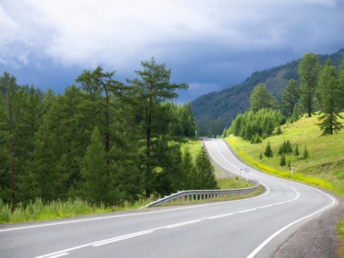 Road in Mountain Altai - In June, there is no warm weather and clear weather