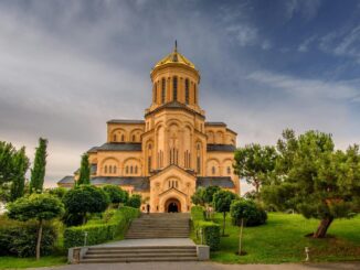 Собор и зелень: в Тбилиси в июне очень тепло