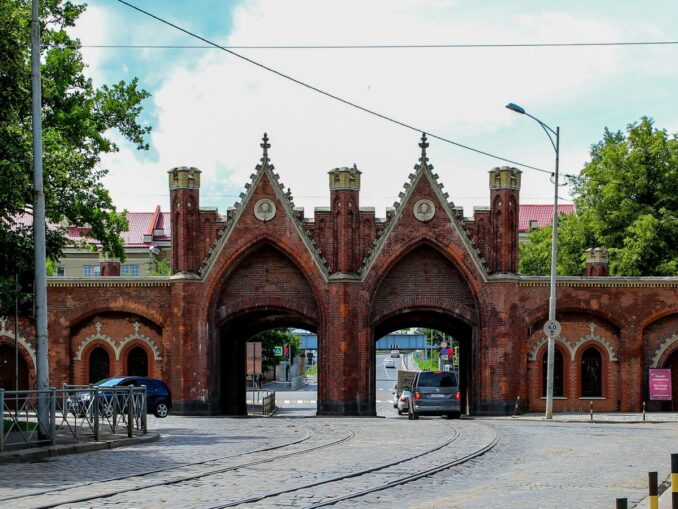 Brandenburg Gate - In June, there is warm weather in Kaliningrad in June