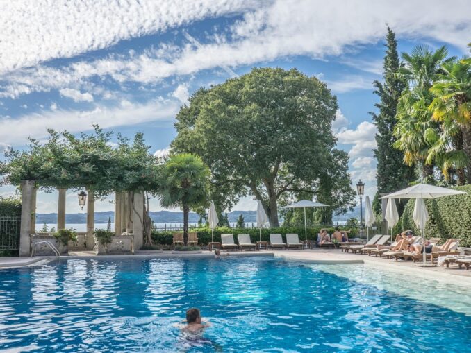 Бассейн в отеле - отдыхать на озере Гарда лучше всего в мае или сентябре