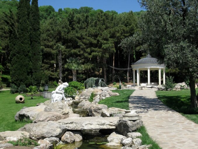 Рядом с Алуштой можно посетить парк "Айвазовское" в Партените