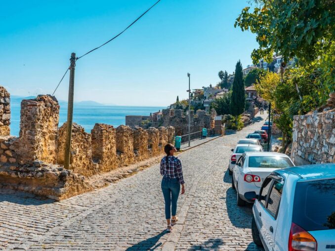Spring in Alanya is a great time for walking around the city, photo @Atlantic Ambience/pexels.com In April in Alanya you can dress like summer