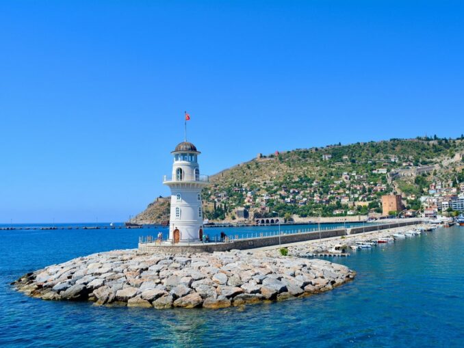Lighthouse in Alanya, photo unsplash.com/@Dragana Novoselska Mayak - the air temperature in Alanya in April reaches +25 degrees Celsius