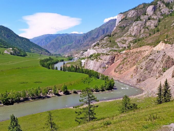 Katun and mountains - in July in Altai there is warm and even hot weather