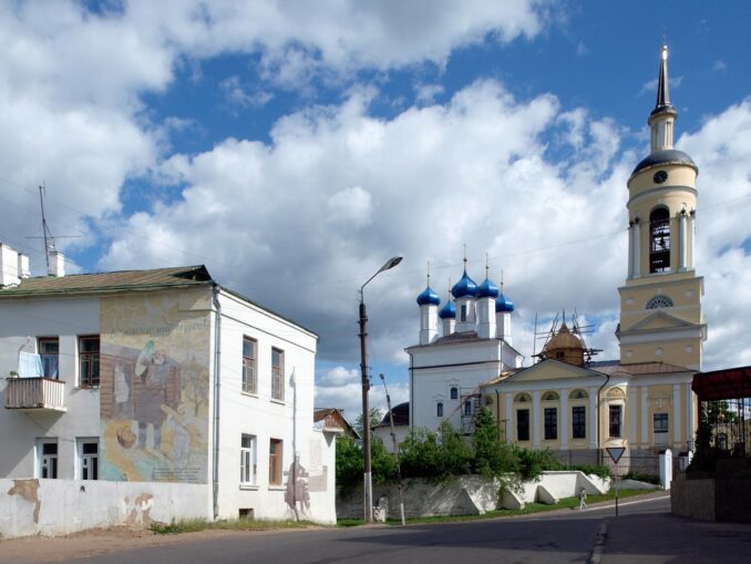 Из Москвы можно быстро доехать до Боровск