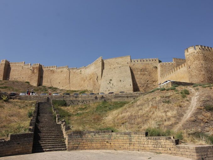 Крепость Нарын-Кала в Дербенте - одна из главных архитектурных достопримечательнтостей Дагестана