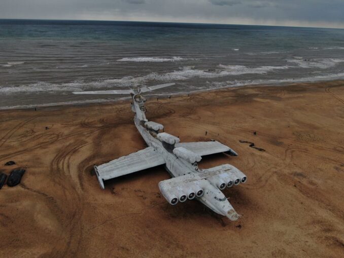 Экраноплан "Лунь" можно увидеть на берегу Каспийского моря близ Дербента