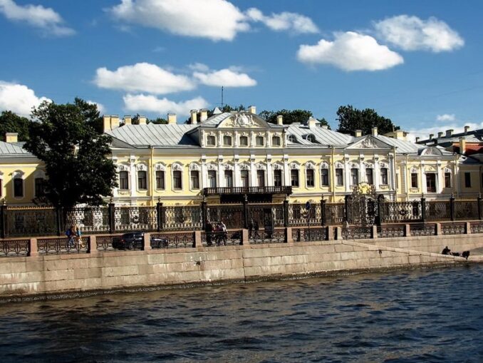 Шереметевский дворец - один из дворцов Санкт-Петербурга, которые может посетить турист