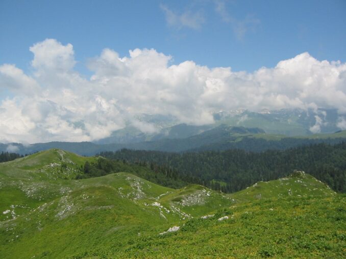 В Абхазии стоит сходить на гору Мамдзышха неподалеку от Гагры