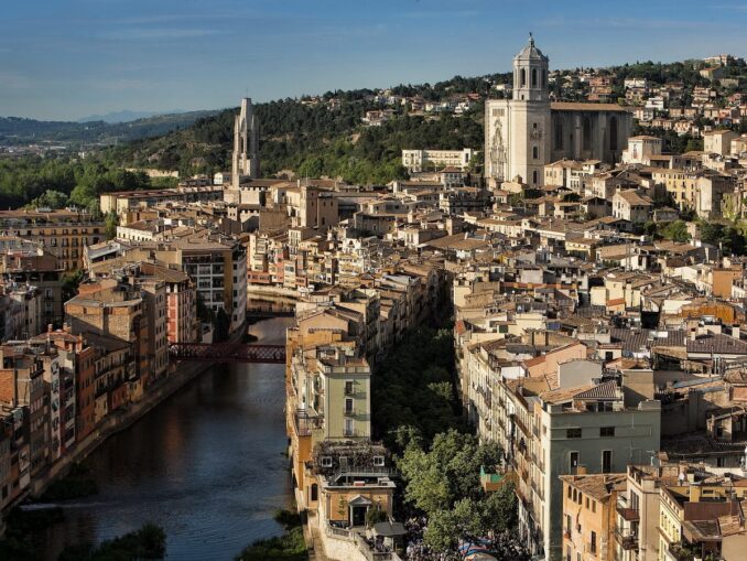 В Жироне в Каталонии можно осмотреть красивый старый город