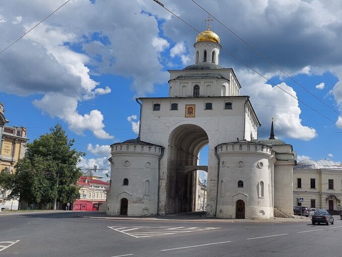 Золотые ворота во Владимире стоит посмотреть, приехав из Москвы