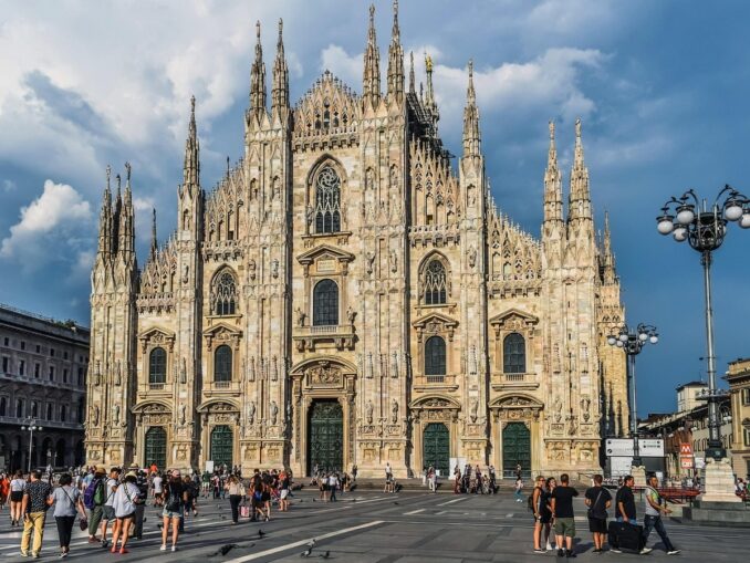 Duomo - In June in Milan you can dress in a summer