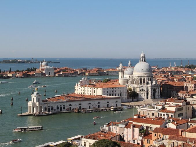 До Сан-Марко можно добраться на вапоретто маршрутов 1 и 2