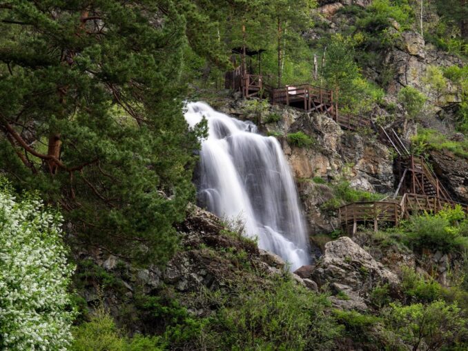 Kamyshlinsky waterfall in Altai should look in the summer